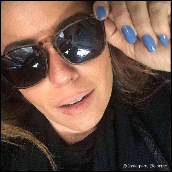 Giovanna Antonelli n?o perdeu a chance de mostrar mais uma manicure incr?vel, com esmalte azul pastel (Foto: Instagram @gioanto)